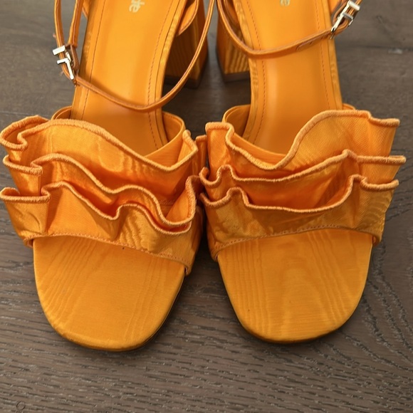 NEW Larroude Orange Selena Ruffle Sandal NWB - Picture 6 of 13
